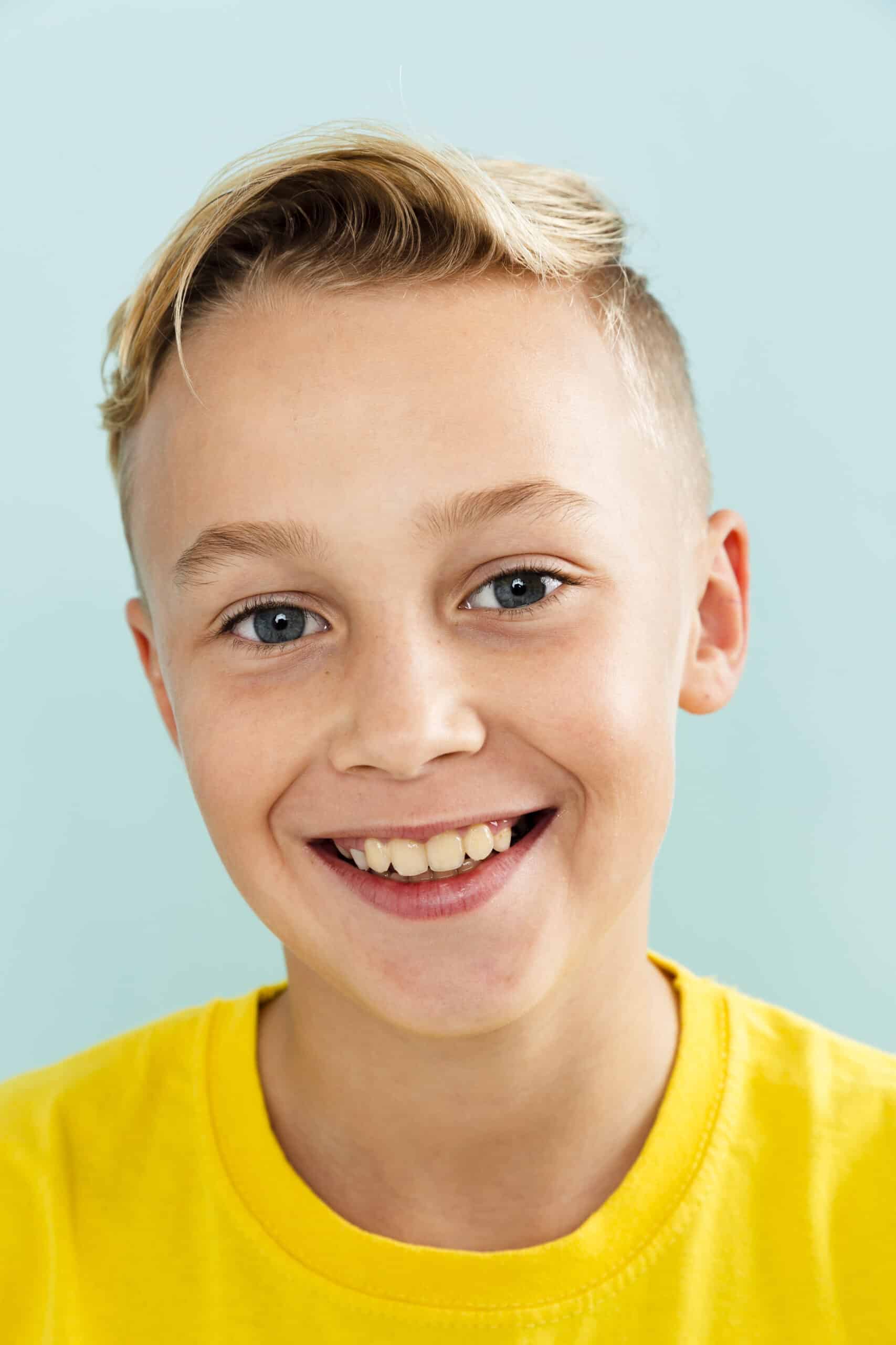 Garçon qui sourie