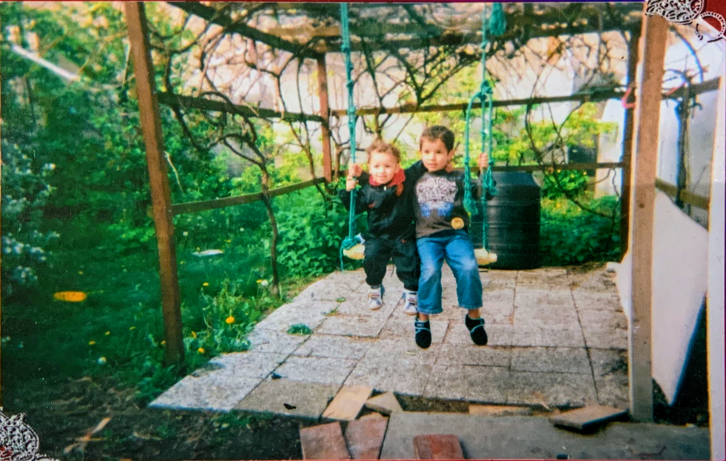 Les enfants des fondateurs de Fort School dans ce qui sera bientôt la cours d'école.